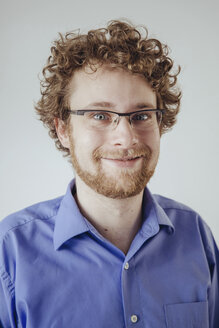 Portrait of bearded man with curly hair - MFF001547