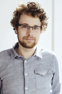 Portrait of bearded man with curly hair - MFF001550