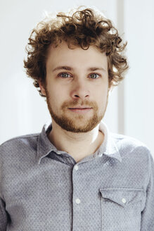 Portrait of bearded man with curly hair - MFF001551