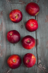 Rote Äpfel auf dunklem Holz - SARF001581