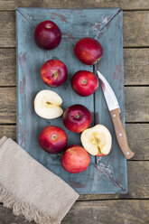 Rote Äpfel, Messer und Platzdeckchen auf dunklem Holz - SARF001582