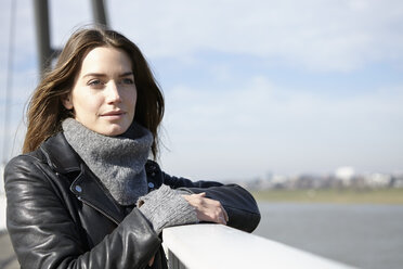 Germany, Dusseldorf, Young woman on bridge looking at distance - RHF000674