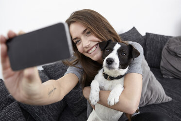 Junge Frau nimmt Selfie mit Hund - RHF000747