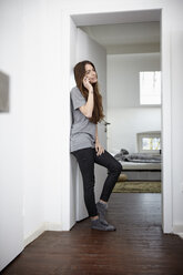 Young woman at home on the phone - RHF000740