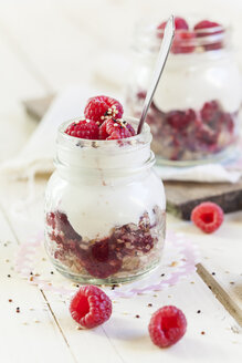 Glas Müsli-Dessert mit Himbeeren, Joghurt und Quinoa - SBDF001699