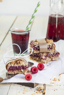 Granola-Frühstücksriegel mit roter Fruchtfüllung und eisgekühltem Hibiskusaufguss mit Chia - SBDF001704