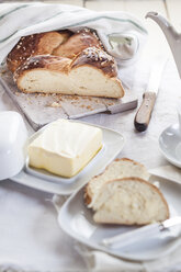 Challah in Scheiben geschnitten und Butter - SBDF001729