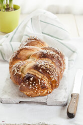 Challah auf Holzbrett - SBDF001731