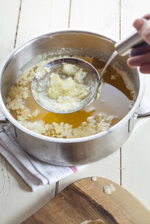 Schöpfen von Schaum aus geschmolzener Butter - SBDF001735