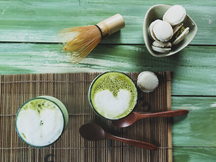 Matcha Latte mit Matcha gefüllten Macarons, Studio - SBDF002750