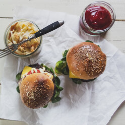 Burger mit Pommes frites, Tomatensauce und Krautsalat - SBDF002762