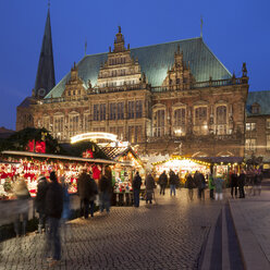 Deutschland, Bremen, Weihnachtsmarkt auf dem Marktplatz - WIF001620