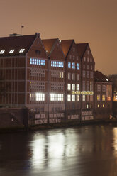 Deutschland, Bremen, Blick auf die beleuchtete Weserburg bei Nacht - WIF001623