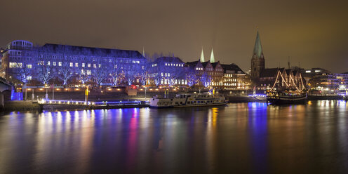 Deutschland, Bremen, Blick auf die beleuchtete historische Altstadt bei Nacht - WIF001624