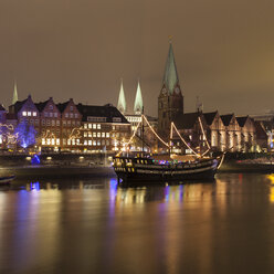Deutschland, Bremen, Blick auf die beleuchtete historische Altstadt bei Nacht - WIF001625