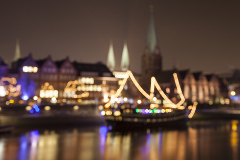 Deutschland, Bremen, verschwommener Blick auf die beleuchtete historische Altstadt bei Nacht - WIF001626