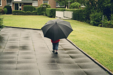 Junge mit schwarzem Regenschirm, Erkrath, Nordrhein-Westfalen, Deutschland - SBDF002777