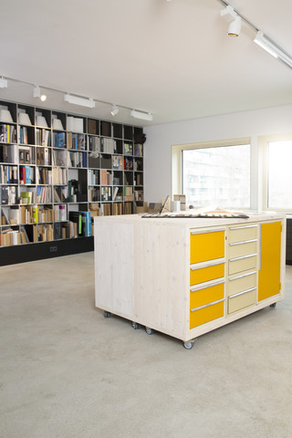 Zimmer einer Schreinerei mit Regal und Schubladenschrank zur Aufbewahrung von Mustern, lizenzfreies Stockfoto