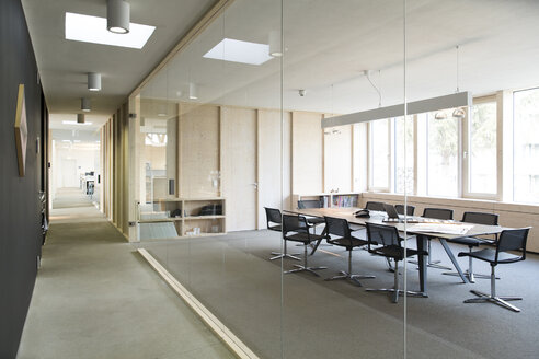 Corridor and modern conference room separated by glass pane - FKF000891