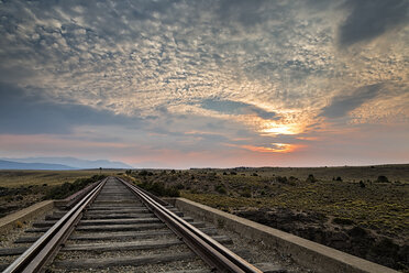 Südamerika, Argentinien, Patagonien, Provinz Rio Negro, bei Nirihuau, Eisenbahnstrecke bei Sonnenuntergang - STSF000700