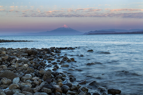 Chile, Los Lagos, Puerto Varas, Vulkan Osorno und Llanquihue-See in der Dämmerung - STSF000702