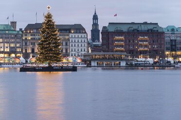 Germany, Hamburg, Binnenalster with lighted Christmas tree - KEBF000086