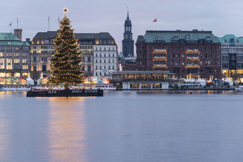 Deutschland, Hamburg, Binnenalster mit beleuchtetem Weihnachtsbaum - KEBF000086