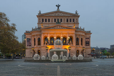 Deutschland, Frankfurt, Blick auf das beleuchtete Opernhaus - KEBF000089