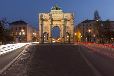 Deutschland, München, Blick auf das beleuchtete Siegestor - KEBF000093
