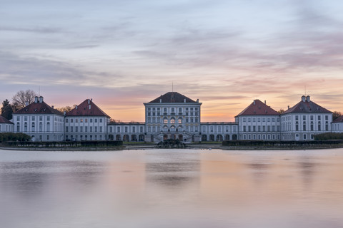 Deutschland, München, Blick auf Schloss Nymphenburg in der Dämmerung, lizenzfreies Stockfoto
