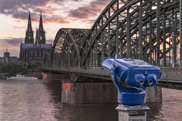 Deutschland, Köln, Hohenzollernbrücke und Blick auf den Kölner Dom - KEBF000095