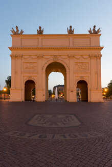Deutschland, Potsdam, Blick auf das Brandenburger Tor in der Dämmerung - KEBF000097