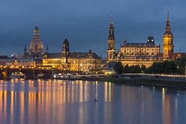 Germnay, Dresden, Blick auf die beleuchtete Stadt mit der Elbe im Vordergrund - KEBF000098