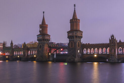 Germany, Berlin, view to Oberbaum Bridge at twilight - KEBF000099