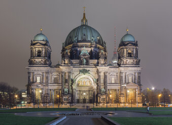 Deutschland, Berlin, Blick auf den beleuchteten Berliner Dom mit Fernsehturm im Hintergrund - KEBF000100