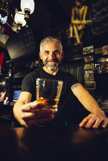 Porträt eines Mannes, der in einem irischen Pub arbeitet - MBEF001390