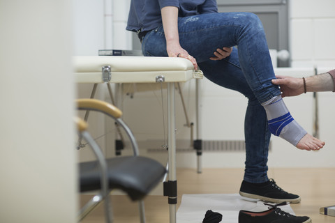 Junge Frau in orthopädischer Behandlung, lizenzfreies Stockfoto