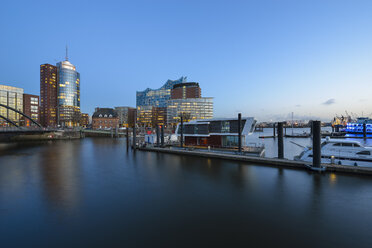 Deutschland, Hamburg, Yachthafen und Niederhafen bei Sonnenuntergang - RJF000416