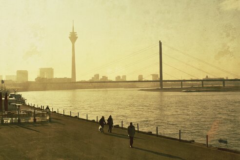 Düsseldorf, Deutschland, Nordrhein-Westfalen, Fernsehturm und Rheinkniebrücke - SBDF002781