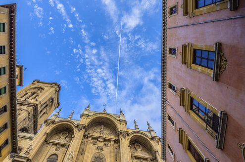 Spanien, Andalusien, Granada, Granada Catedral und Kondensstreifen - THAF001340