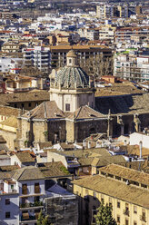 Spanien, Andalusien, Granada, Stadtbild, Blick auf Kuppelgebäude - THAF001345