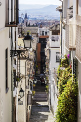 Spanien, Andalusien, Granada, Blick vom Stadtteil Realejo San-Matias, Allee - THAF001352