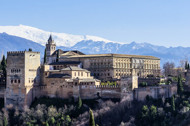 Spanien, Andalusien, Granada, Blick auf die Alhambra - THAF001354