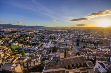 Spanien, Andalusien, Granada, Stadtbild bei Sonnenuntergang vom Stadtteil Realejo-San Matias aus gesehen - THAF001358