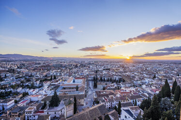 Spanien, Andalusien, Granada, Stadtbild bei Sonnenuntergang vom Stadtteil Realejo-San Matias aus gesehen - THAF001359