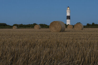 Deutschland, Schleswig-Holstein, Sylt, Leuchtturm Kampen, Stoppelfeld mit Heuballen - KEBF000108