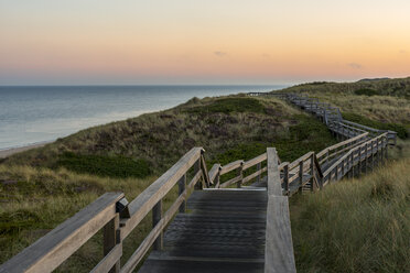 Deutschland, Schleswig-Holstein, Sylt, Wenningstedt, Holzpromenade am Abend - KEBF000111