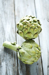 Two artichokes on wood - MAEF010155