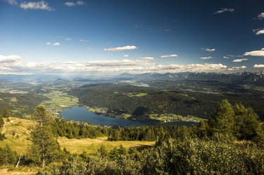 Österreich, Kärnten, Ossiacher See mit Woerthersee im Hintergrund - HHF005218