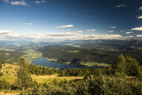 Österreich, Kärnten, Ossiacher See mit Woerthersee im Hintergrund - HHF005218